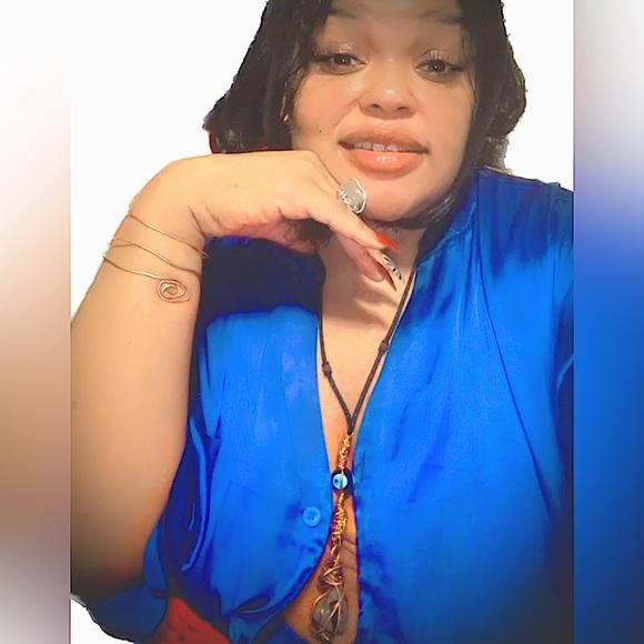 🌻Meet your Posher, Simone Janelle🌻 - Picture 2 of 5